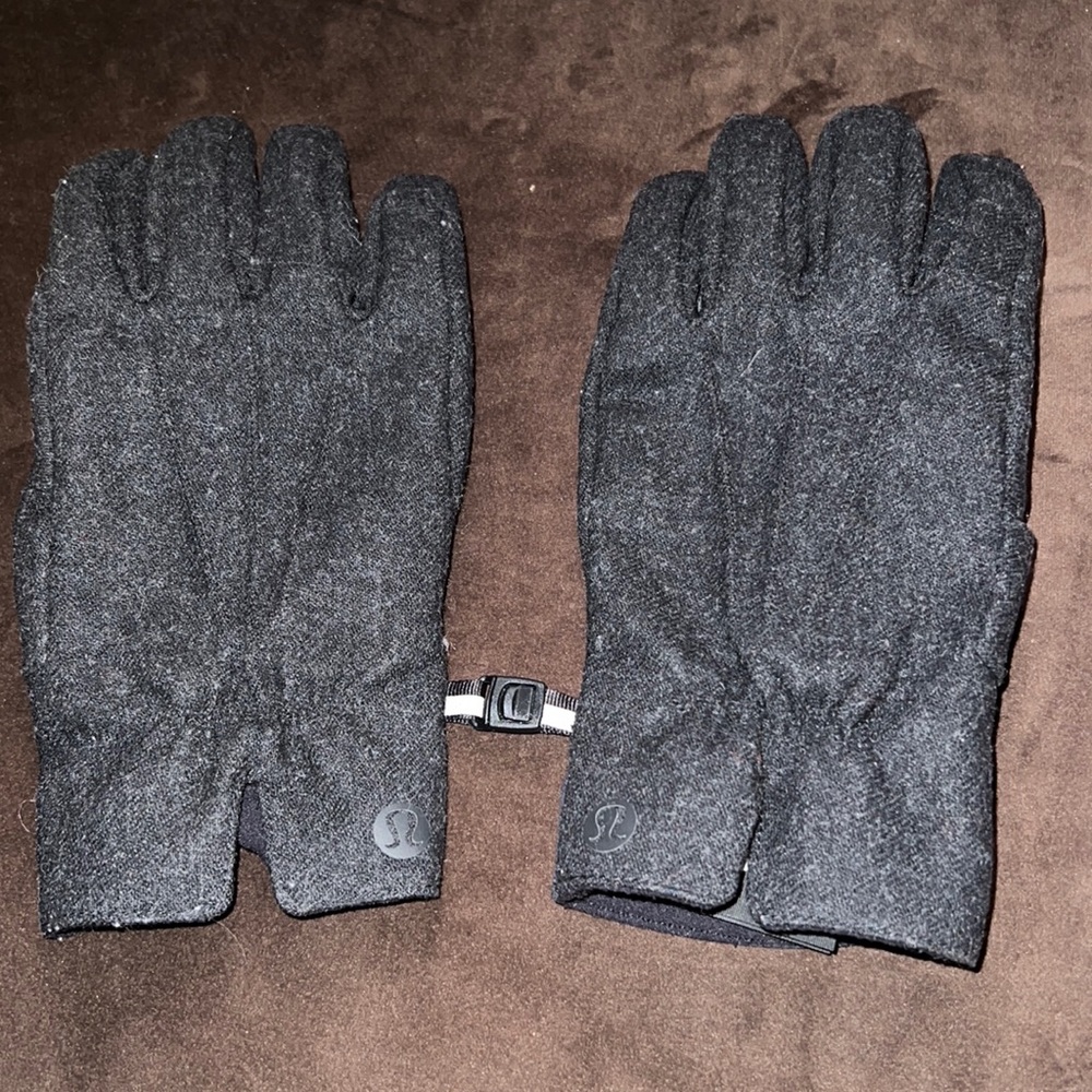 Lululemon grey and block wool and nylon gloves size L/XL.